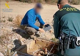 Agentes comprueban las instalaciones ilegales mediante las que presuntamente se abastecía un campo de golf.
