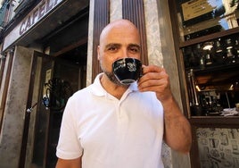 Fran Bernal, CEO de CaféLab, se toma un espresso en su local del centro de Murcia. En vídeo, preparación de un café de filtro en una Chemex.