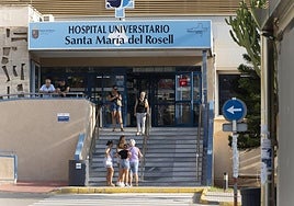 Pacientes y familiares en la puerta principal del hospital Santa María del Rosell, en una foto de ayer.