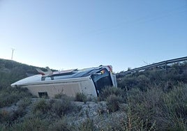El autobús que volcó en 2022 cuando trasladaba a trabajadores agrícolas.