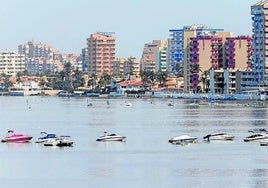 Barcos de recreo fondeados en el litoral de La Manga del Mar Menor, en la zona de la Cala del Pino, el pasado jueves.