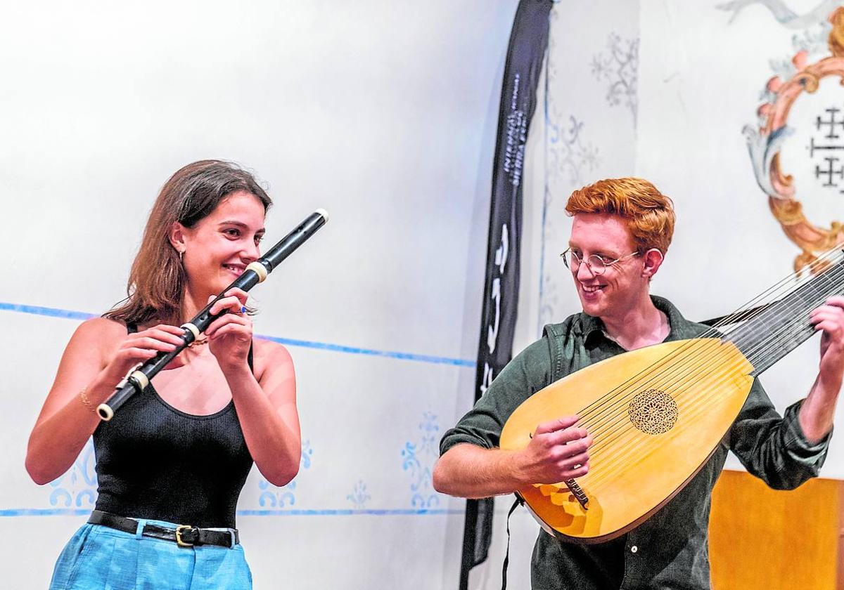 El dúo londinense Flutes & Frets, formado por Beth Stone y Daniel Murphy, ayer, durante su concierto familiar en Mula.