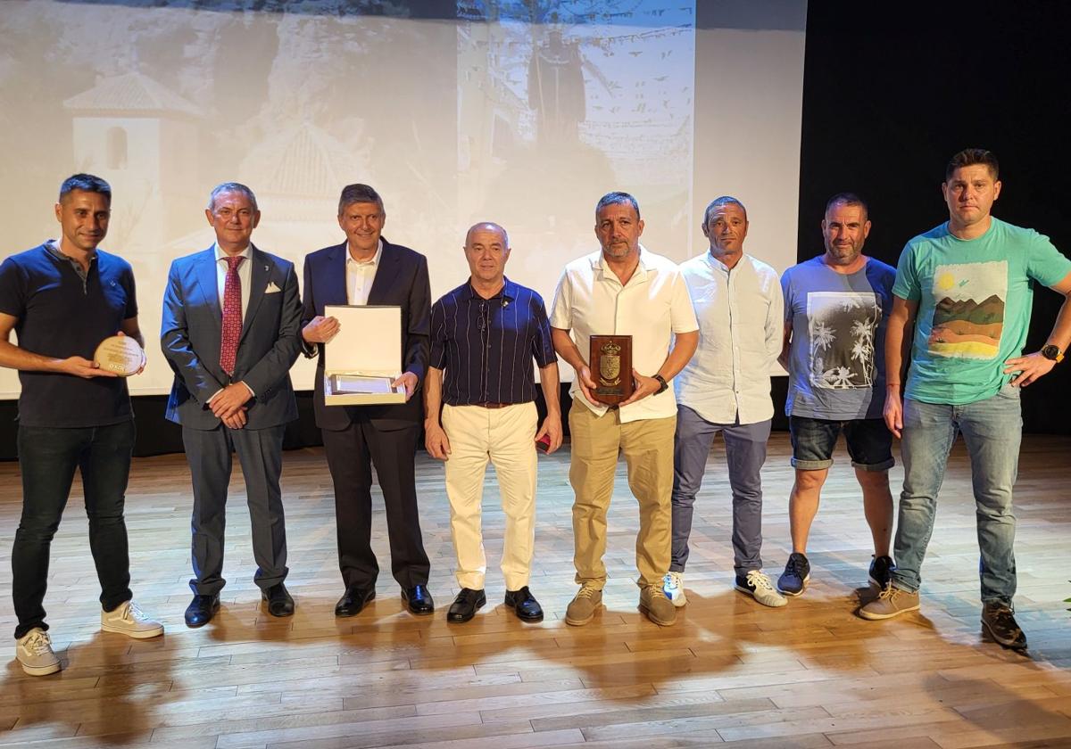 El alcalde (2i), junto al pregonero, a su lado, y los premiados con los escudos de oro.