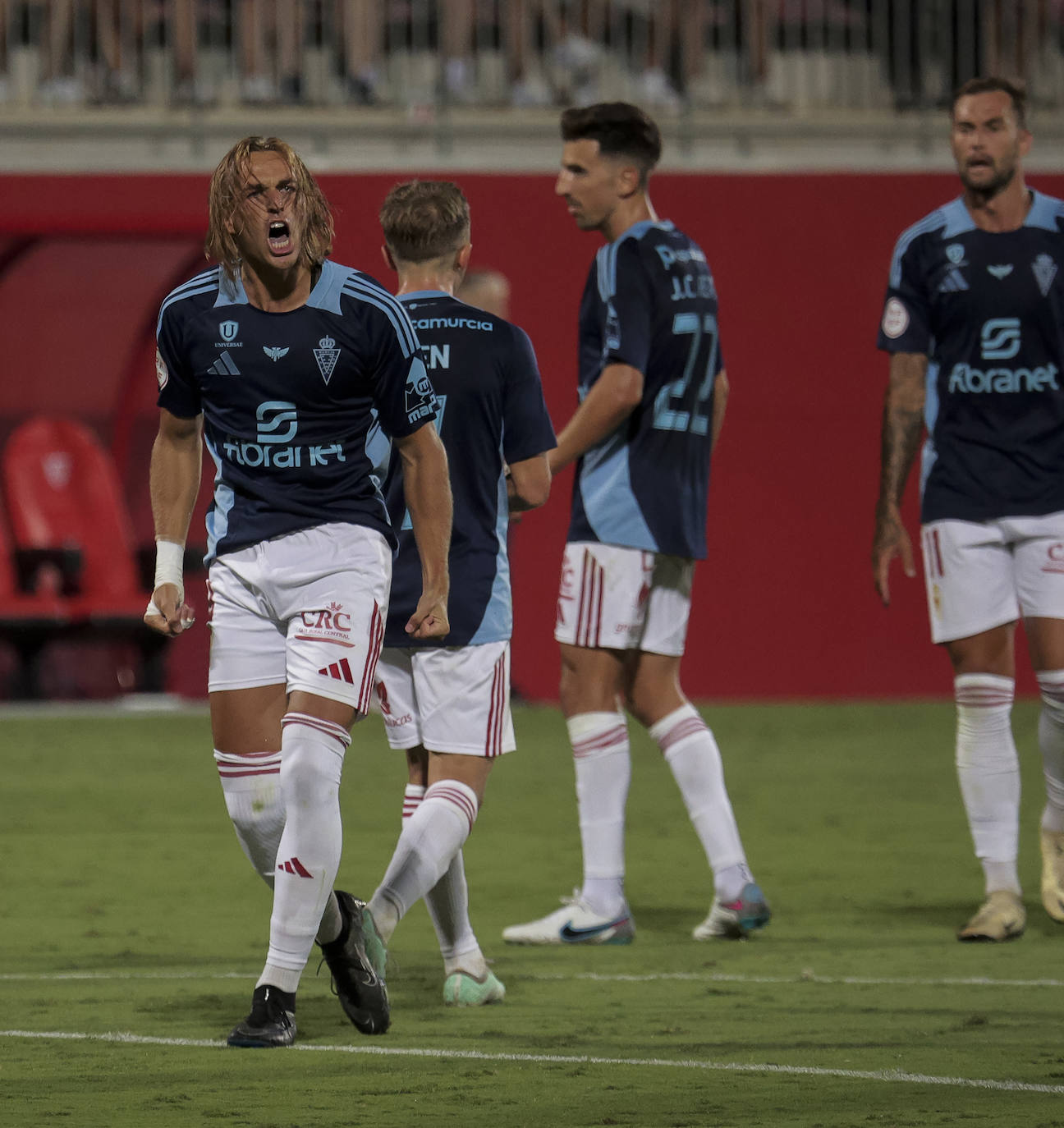 Pedro Benito celebra tras haber conseguido un penalti para el Real Murcia.