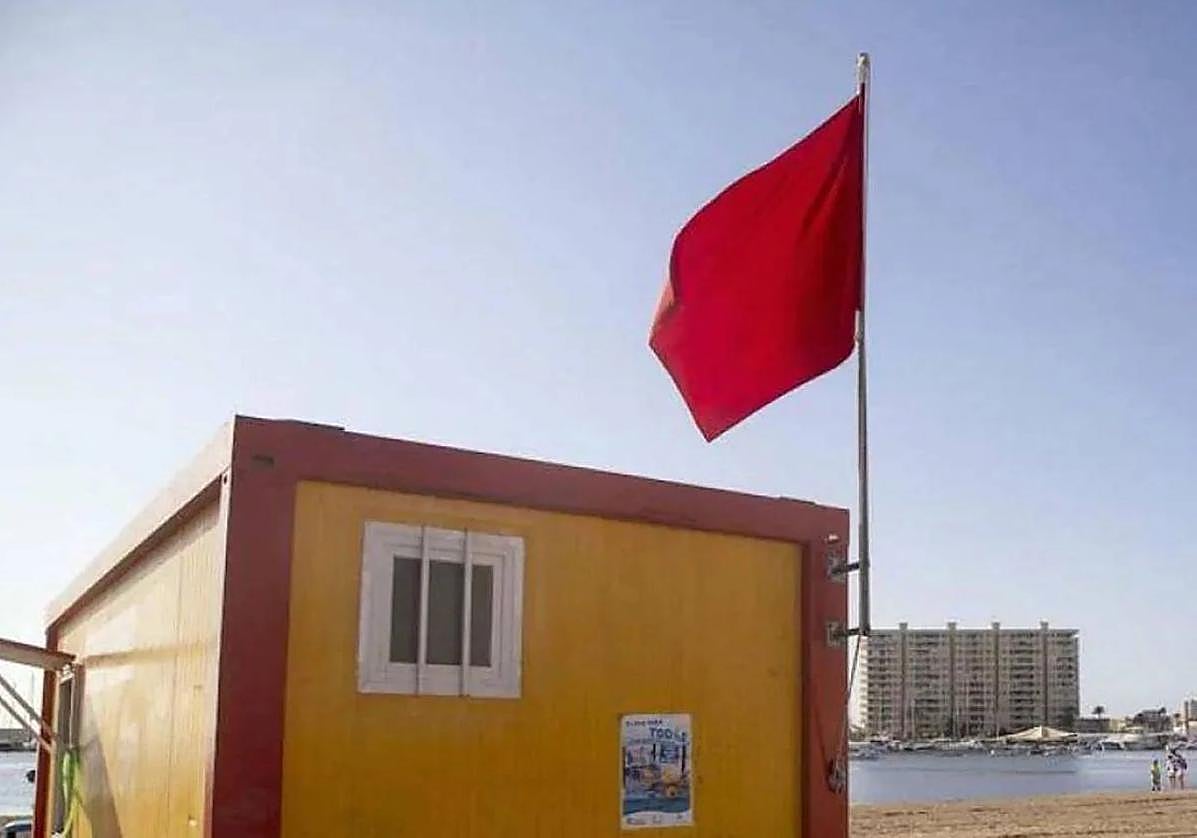 Bandera roja en una playa, en una imagen de archivo.