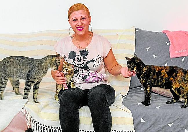Silvia. Ha acogido a tres gatos en menos de un año y medio en su casa de Alguazas; uno de ellos tenía la cadera rota. El último llegó hace solo dos semanas.