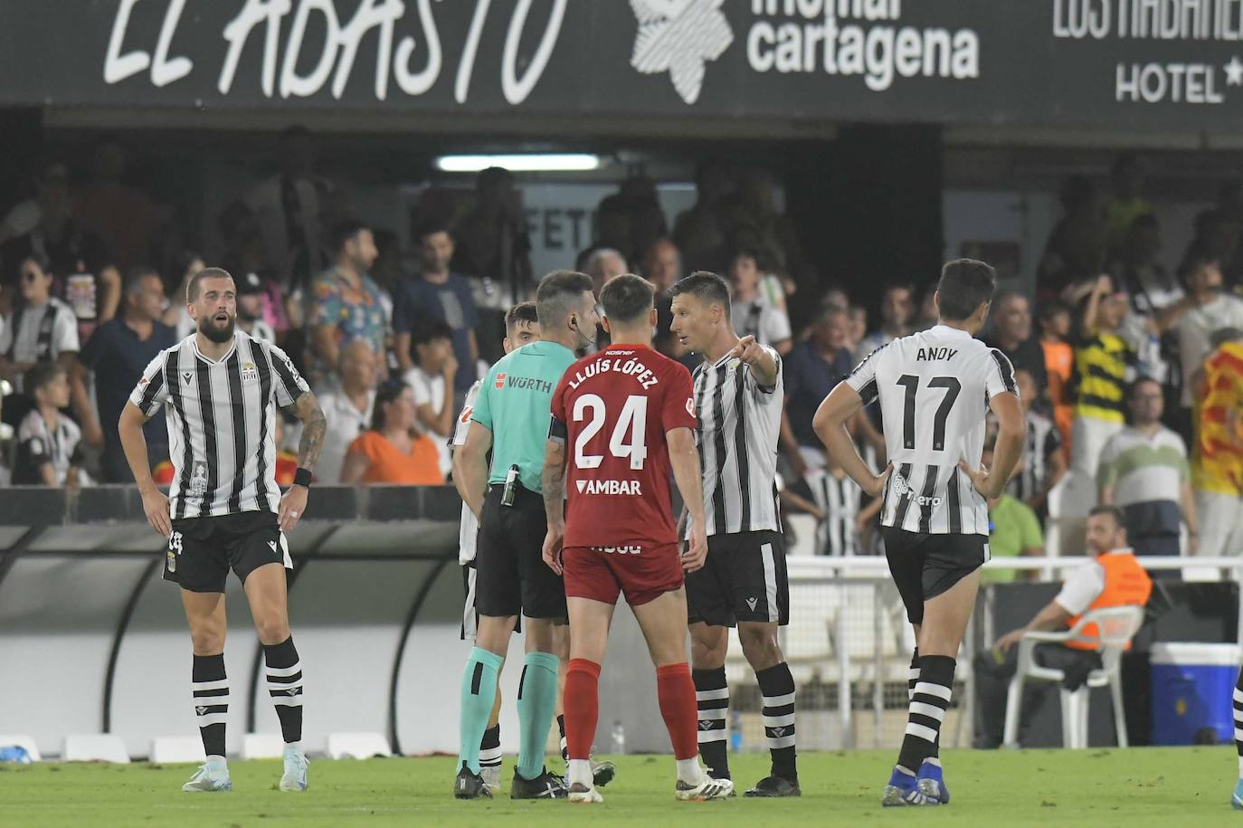 La derrota del Cartagena ante el Zaragoza, en imágenes