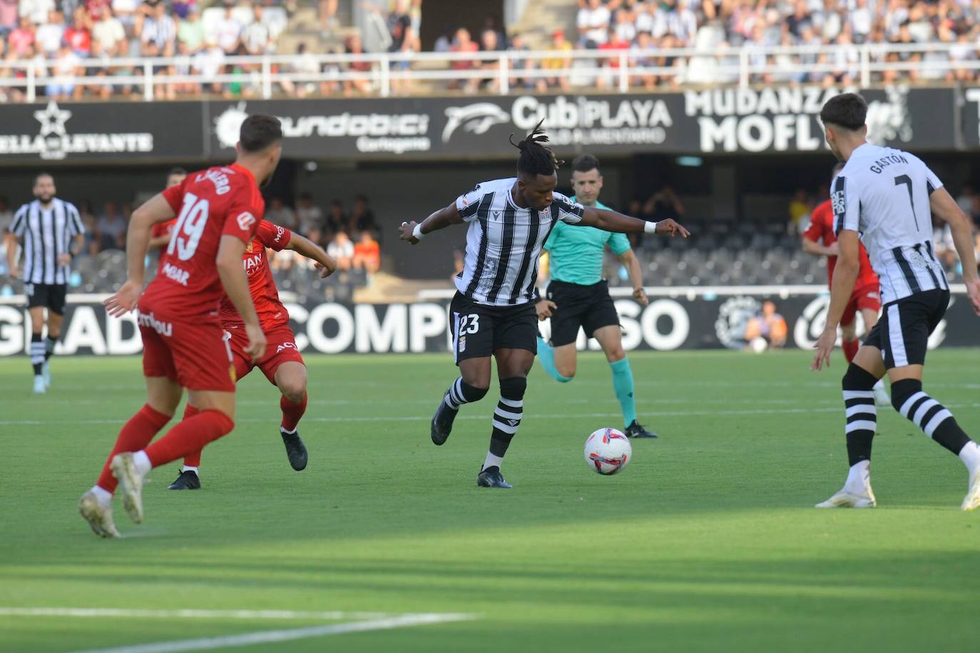 La derrota del Cartagena ante el Zaragoza, en imágenes