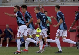 Pedro León celebra su primer gol, este domingo en Sevilla.