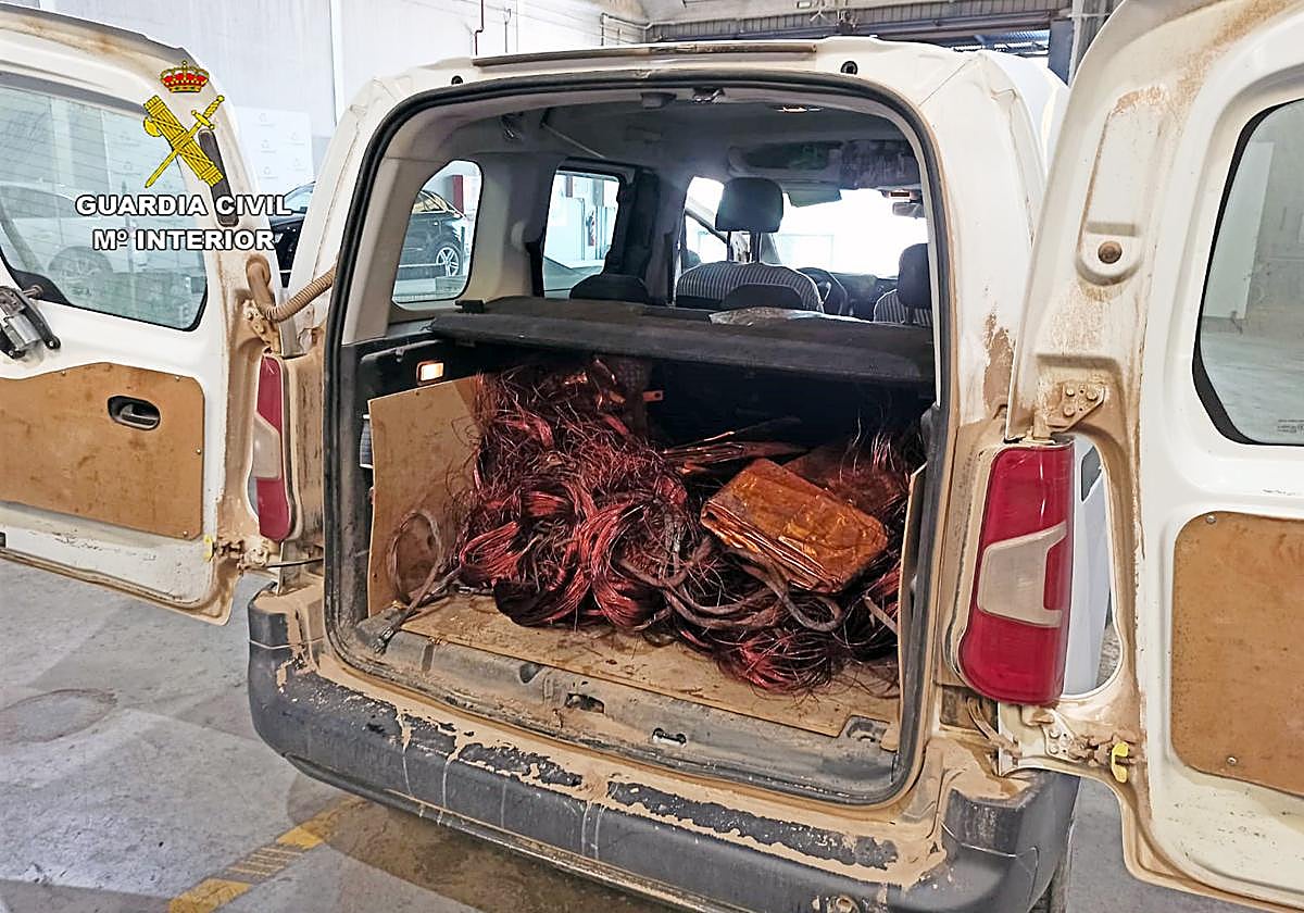 Los 200 kilos de cobre y la furgoneta intervenidos.