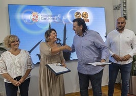 La alcaldesa de Cartagena, Noelia Arroyo, y el presidente de la Federación de Tropas y Legiones, José Antonio Meca, presentan el acuerdo de colaboración.