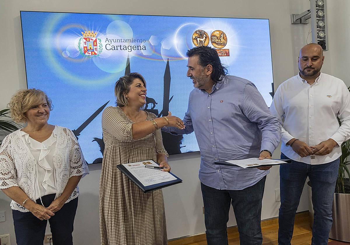 La alcaldesa de Cartagena, Noelia Arroyo, y el presidente de la Federación de Tropas y Legiones, José Antonio Meca, presentan el acuerdo de colaboración.