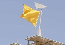 Bandera amarilla en una playa de la Región de Murcia, en una imagen de archivo.
