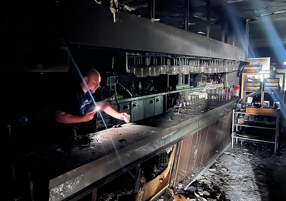 Imagen principal - Destrozos causados por el fuego en el Restaurante Internacional de Archena.