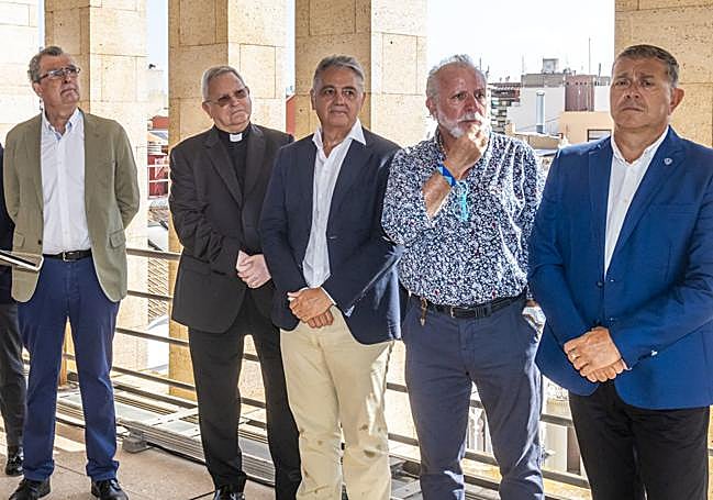 José Ballesta, alcalde de Murcia; el obispo de la Diócesis de Cartagena, José Manuel Lorca Planes; el presidente de la empresa adjudicataria de las obras, Manuel Martínez Ortuño, de Orthem; el actor Julio Navarro, y el director de Comunicación de Universae, Ricardo Fernández, durante el acto celebrado este jueves.