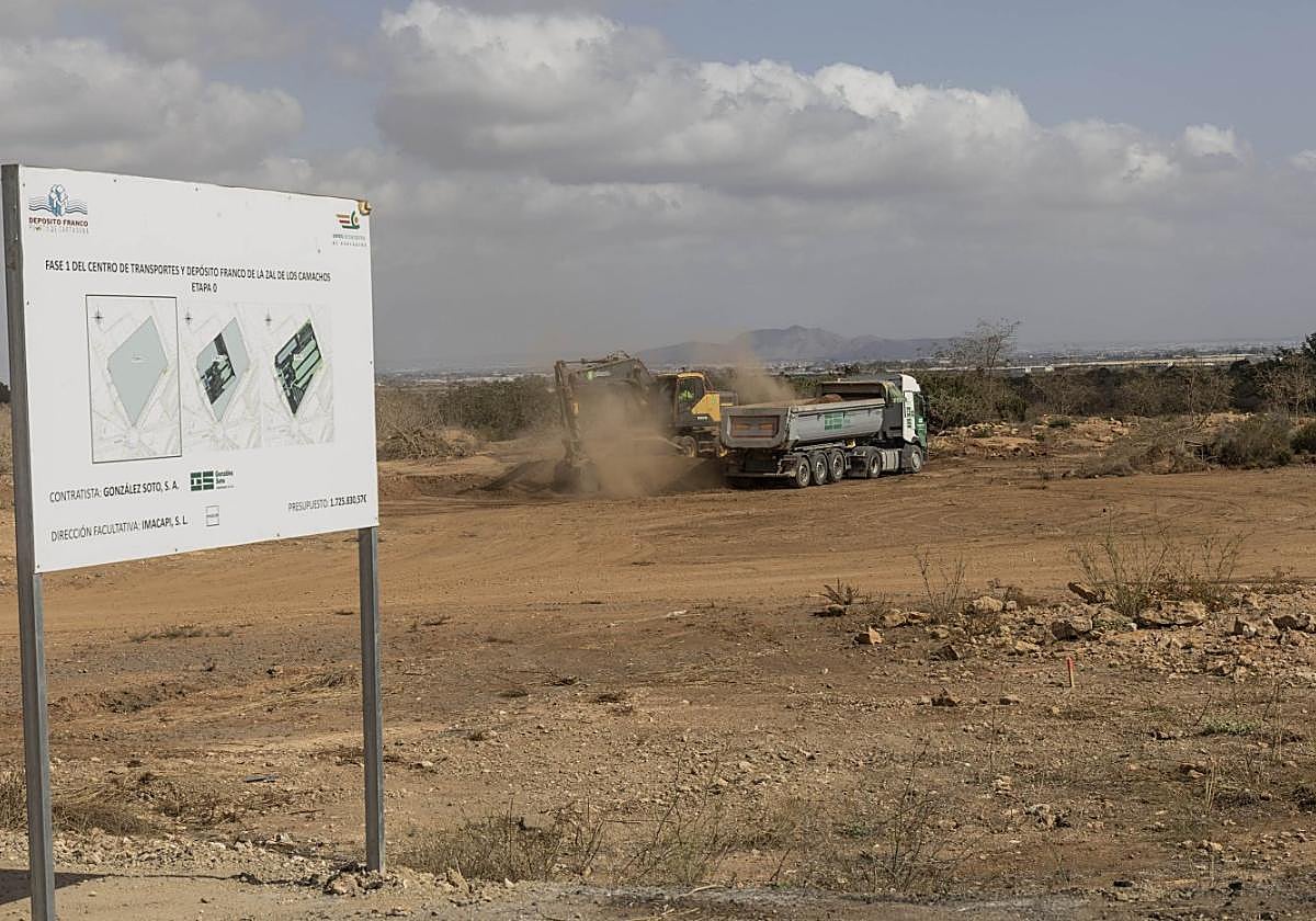 Un camión y una pala excavadora trabajan en los terrenos de la zona de actividades logísticas de Los Camachos.