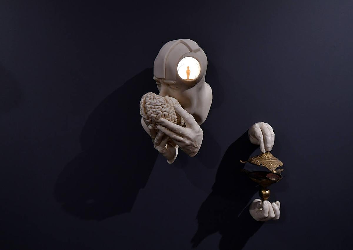 Imagen secundaria 1 - 1. Una de las obras de la exposición de Lidó Rico que se podrán ver a partir del día 6 con el personalísimo estilo de su creador. 2. Lidó Rico hace una reflexión sobre la memoria y la espiritualidad.