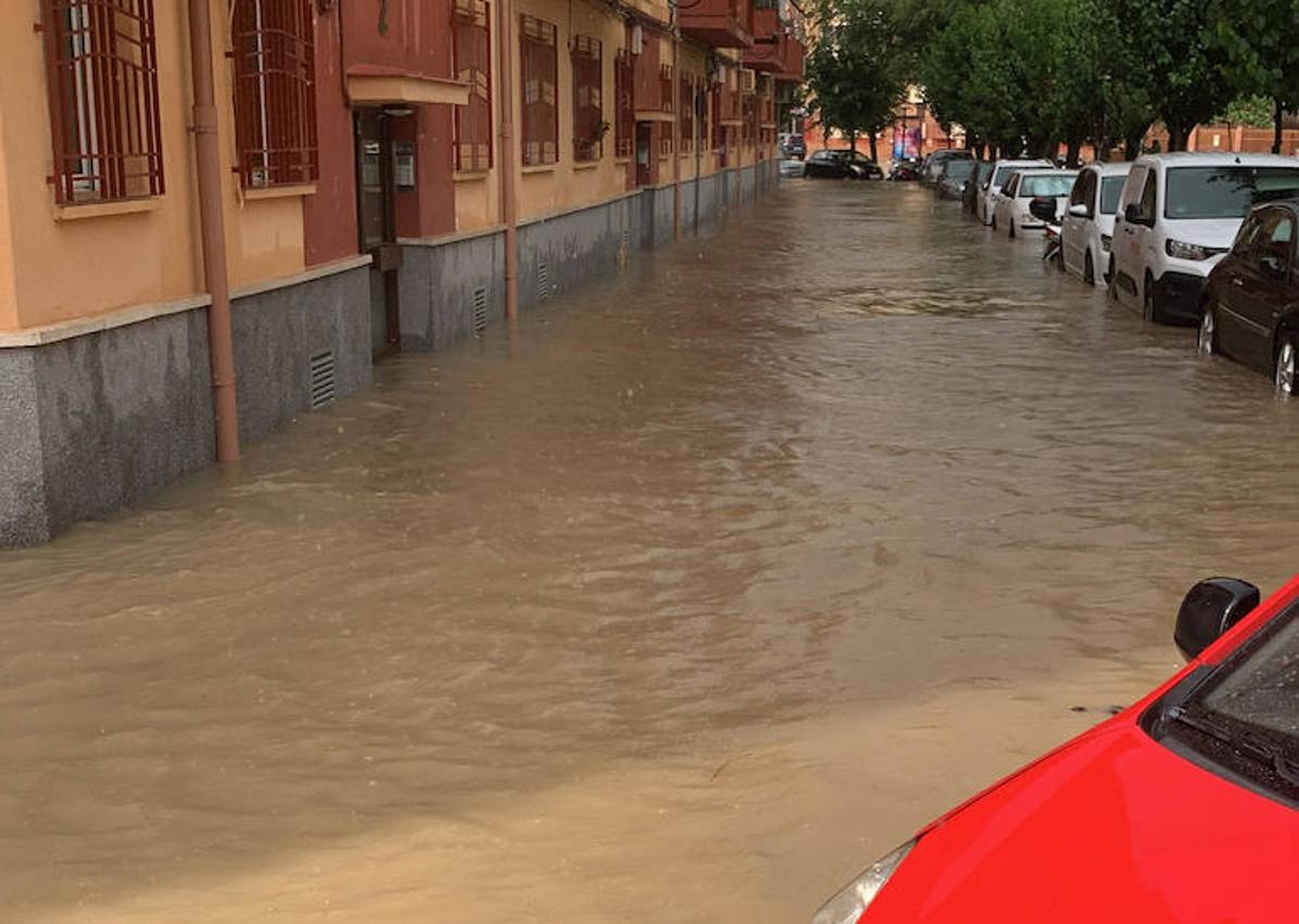 Imagen secundaria 1 - Las últimas lluvias torrenciales de junio inundaron la calle y el agua entró a los portales. 