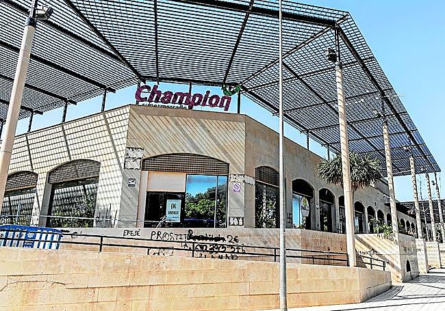 Superficie mediana del polígono residencial, Santa Ana, vacío de comercios.