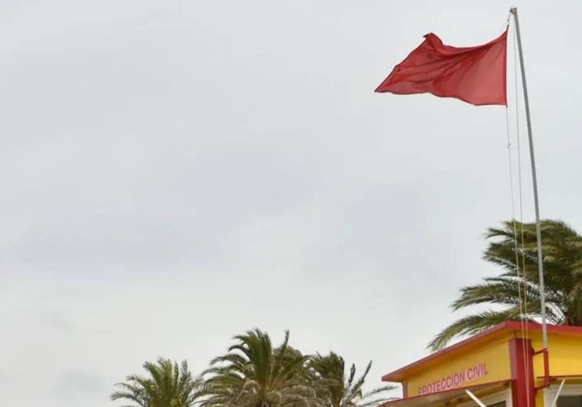 Una playa de la Región de Murcia con bandera roja, en una imagen de archivo.