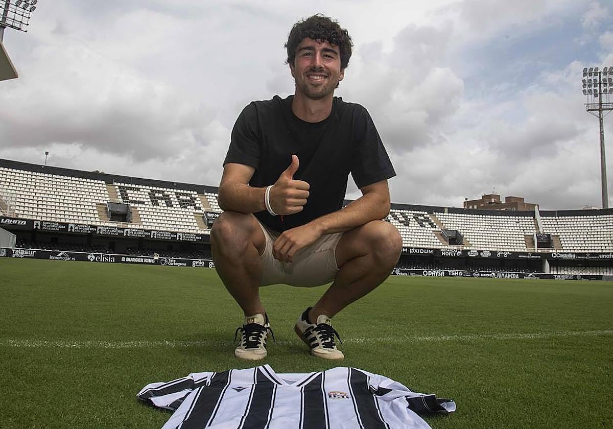 El futbolista Hugo González con la camiseta del FC Cartagena, este jueves.