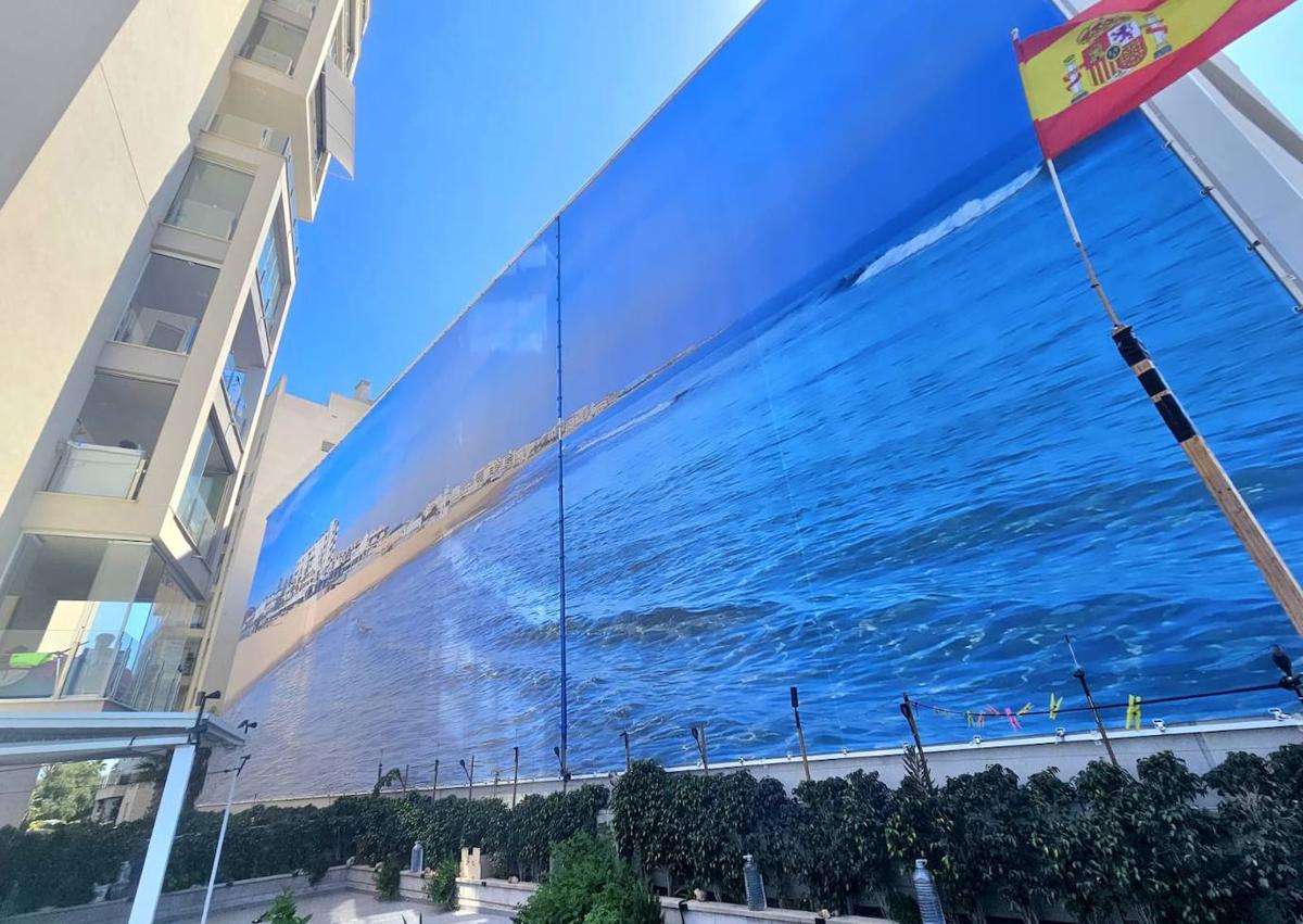 Imagen secundaria 1 - Un gran mural &#039;con vistas al mar&#039; oculta la pared del pabellón deportivo de Torrevieja