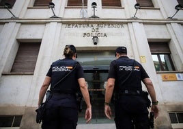 Agentes de la Policía Nacional entran a comisaría, en una imagen de archivo.