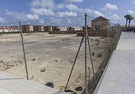 Solar donde está prevista la construcción de un Mercadona, en el centro comercial Las Dunas, en Cabo de Palos, con un transformador de la luz en la parcela.