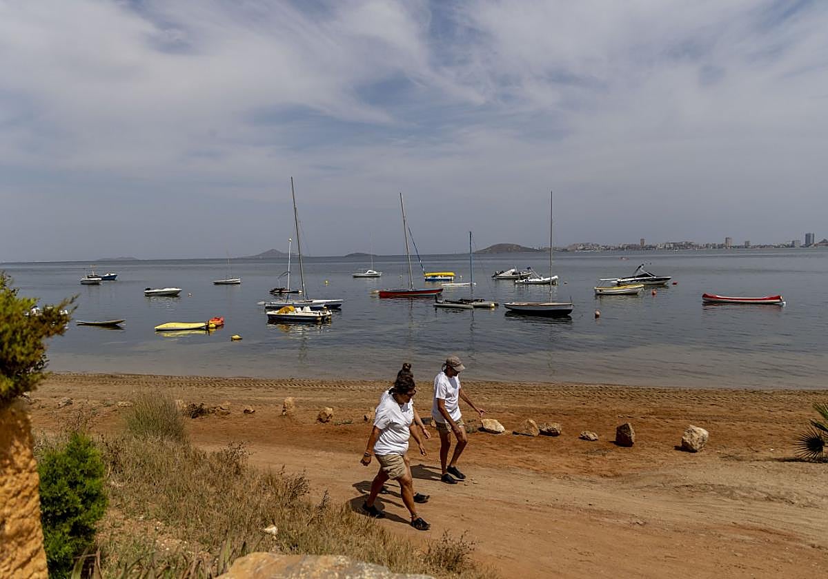 Barcos fondeados a pocos metros de la orilla en Playa Honda (Cartagena), el 22 de agosto.