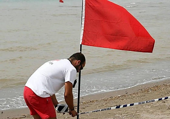Colocan la bandera roja en una playa de Águilas, en una imagen de archivo.