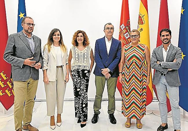 Pepa Aniorte (3ª izq.), tras anunciarse que será la pregonera.