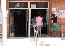 Usuarios en el acceso al centro de salud de Jumilla, que atenderá hasta el 12 de septiembre a los pacientes del consultorio del barrio de San Juan.