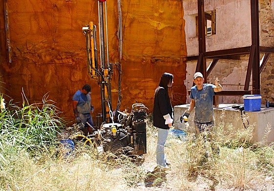 La concejala de Urbanismo, María Hernández, en el solar de la calle Leonés de Lorca.