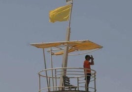 Bandera amarilla en una playa de La Manga, en una imagen de archivo.