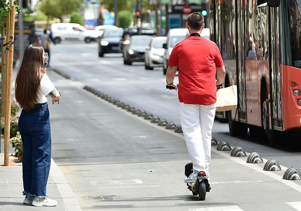 Un joven circula en partinete por uno de los carriles bici de la ciudad de Murcia.