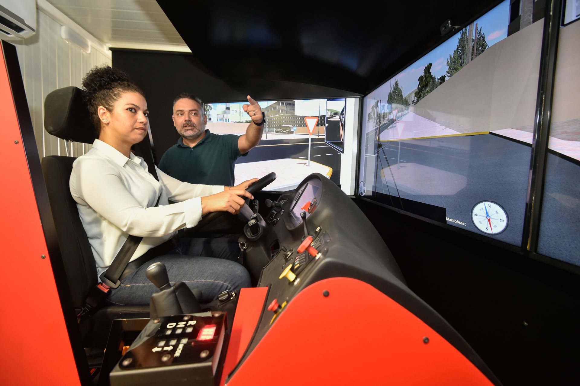 Escapar de la pobreza al volante de un autobús con un programa de Cáritas y Froet