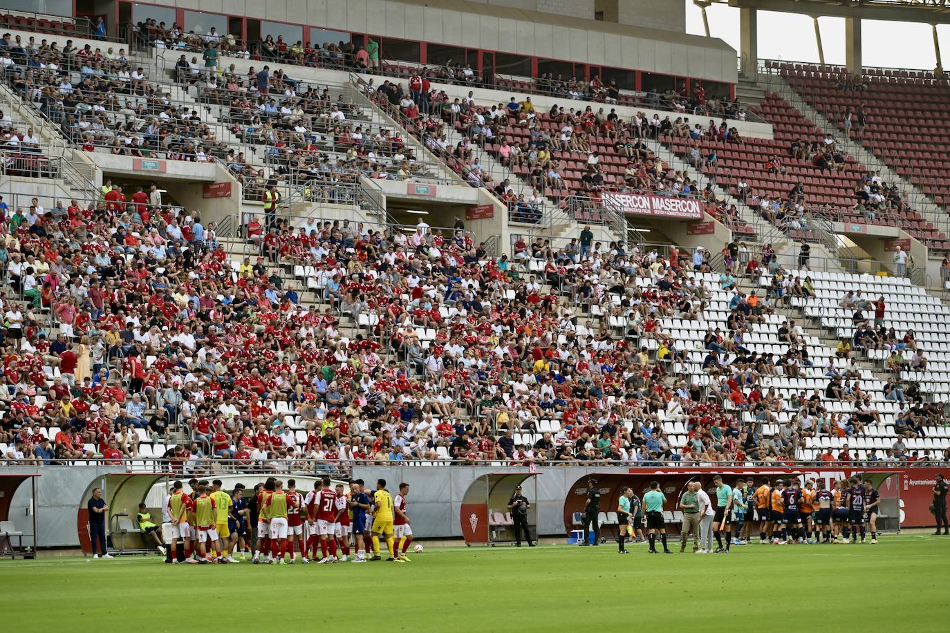 La derrota del Real Murcia frente al Yeclano ante su afición, en imágenes