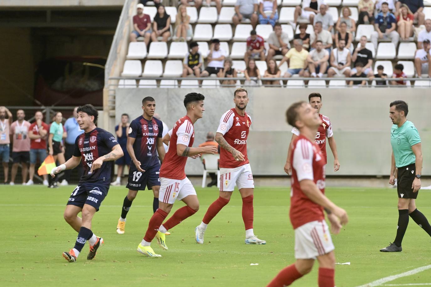 La derrota del Real Murcia frente al Yeclano ante su afición, en imágenes