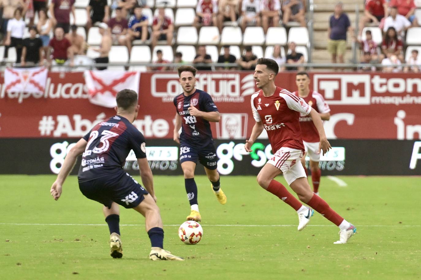 La derrota del Real Murcia frente al Yeclano ante su afición, en imágenes