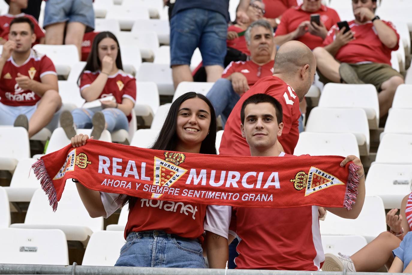 La derrota del Real Murcia frente al Yeclano ante su afición, en imágenes