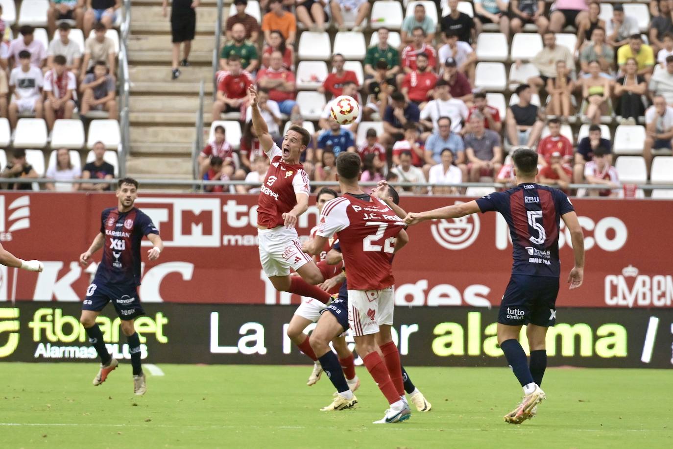 La derrota del Real Murcia frente al Yeclano ante su afición, en imágenes