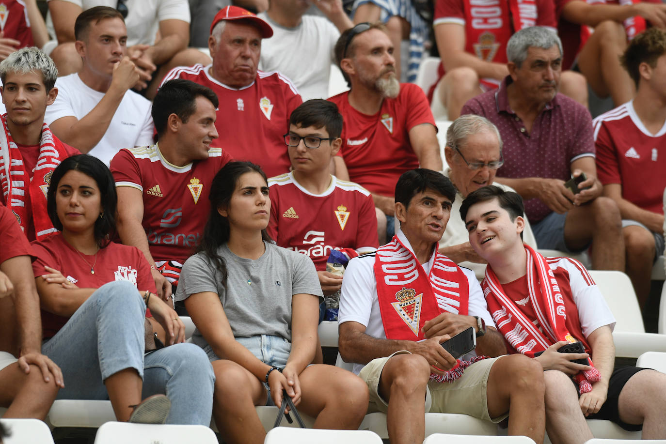 La derrota del Real Murcia frente al Yeclano ante su afición, en imágenes