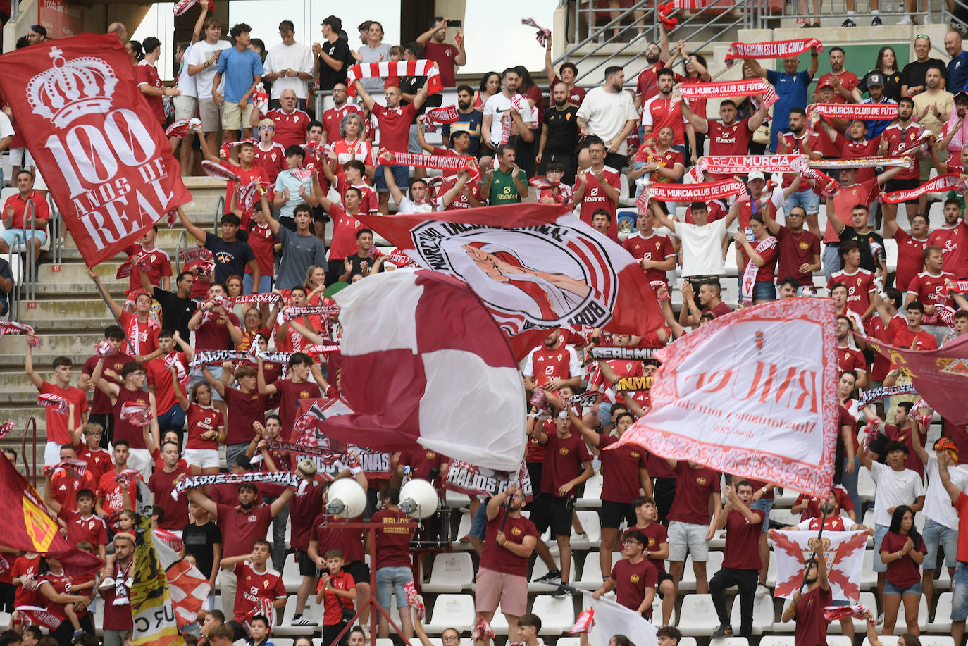 La derrota del Real Murcia frente al Yeclano ante su afición, en imágenes