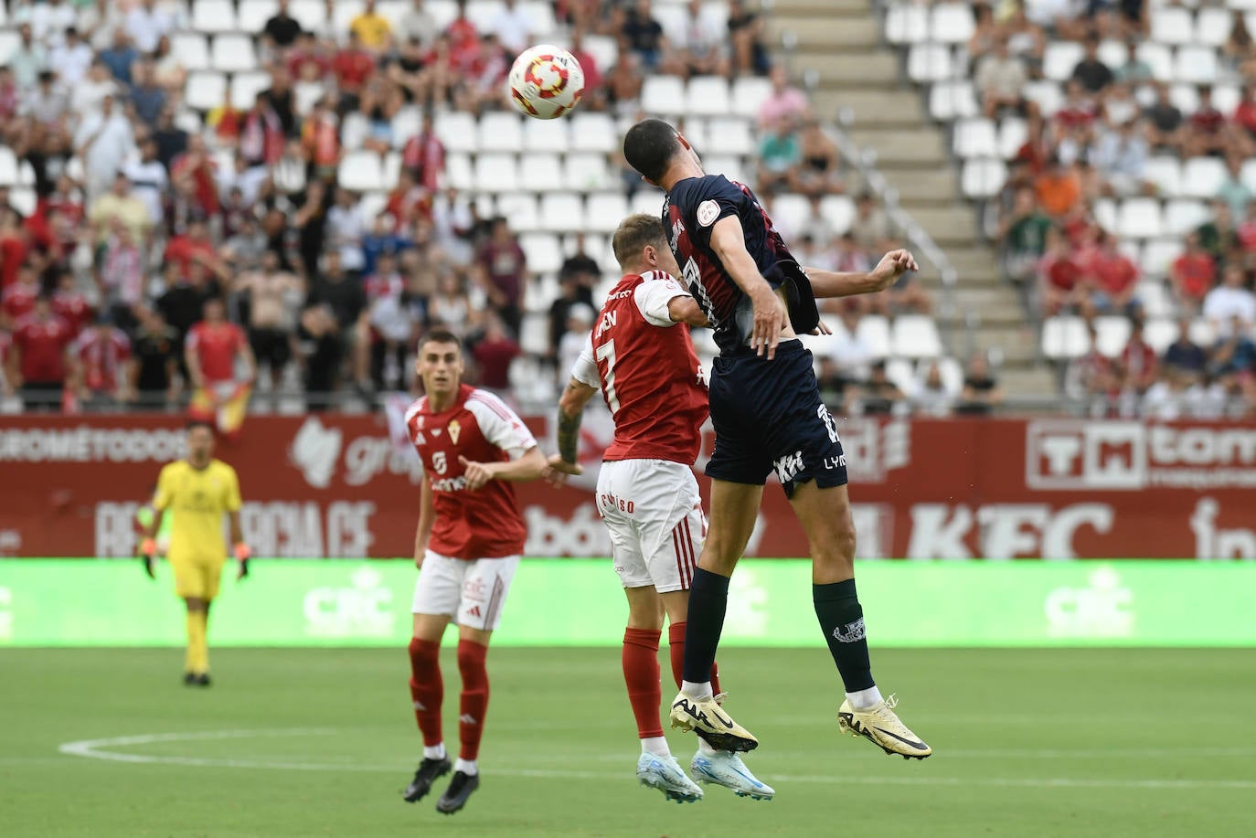 La derrota del Real Murcia frente al Yeclano ante su afición, en imágenes