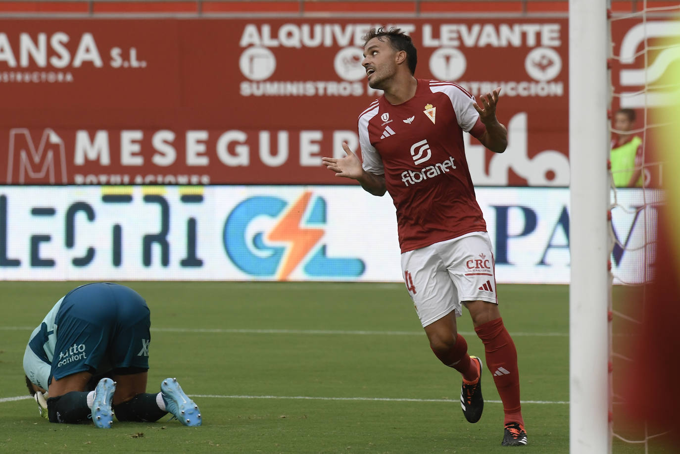 La derrota del Real Murcia frente al Yeclano ante su afición, en imágenes