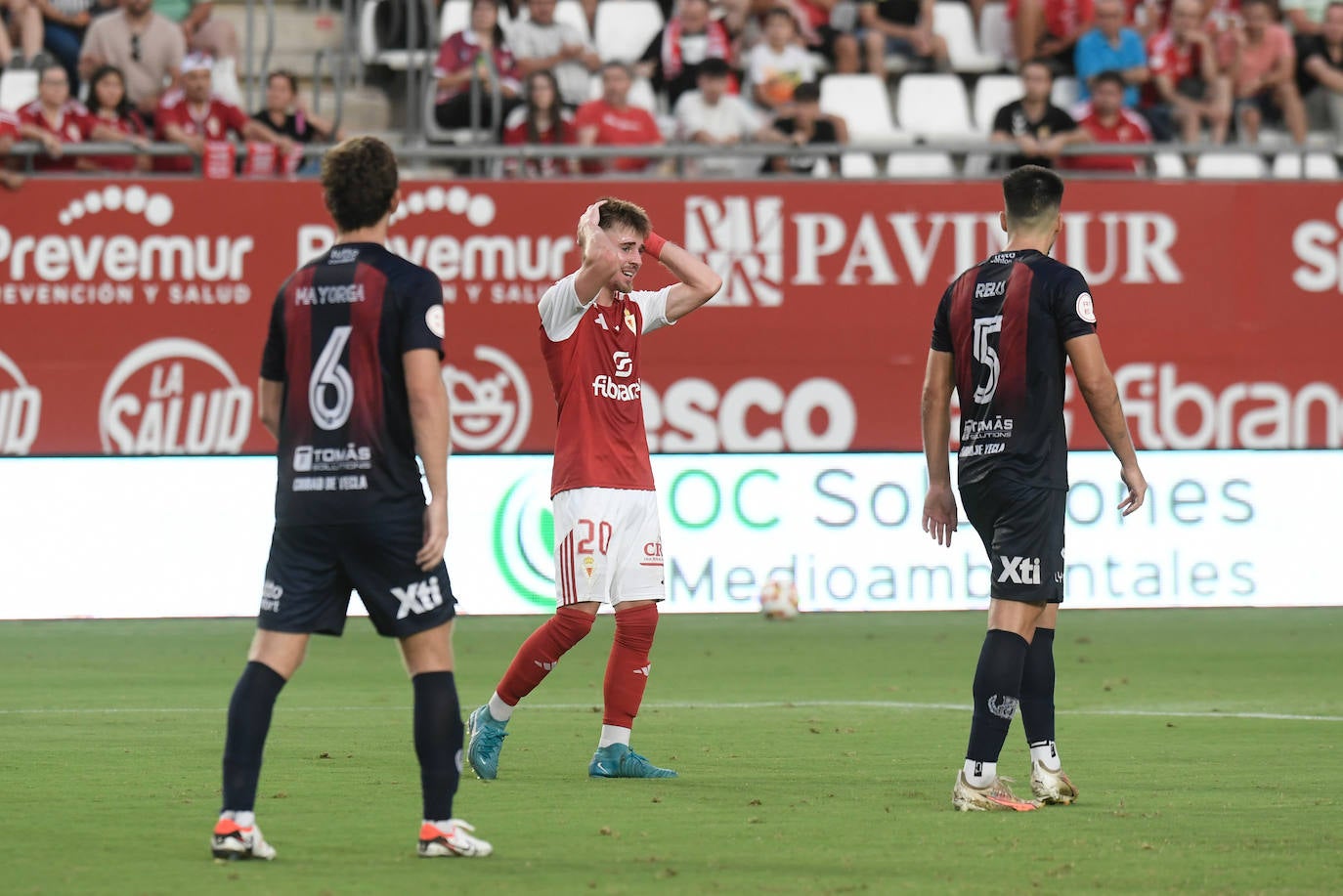 La derrota del Real Murcia frente al Yeclano ante su afición, en imágenes