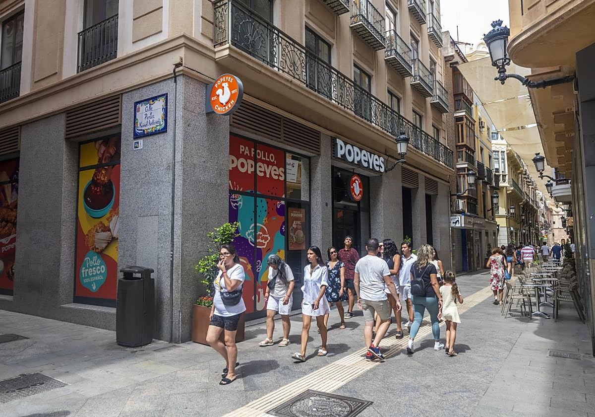 Imagen de la franquicia Popeyes, ubicada junto a El Gato Negro.