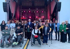 El consejero de Salud, junto a los miembros de Amupheb y otras autoridades, en un concierto solidario a beneficio de la asociación celebrado el pasado mes de abril.