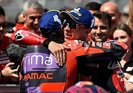Pedro Acosta abraza a Jorge Martín tras el GP de Aragón.