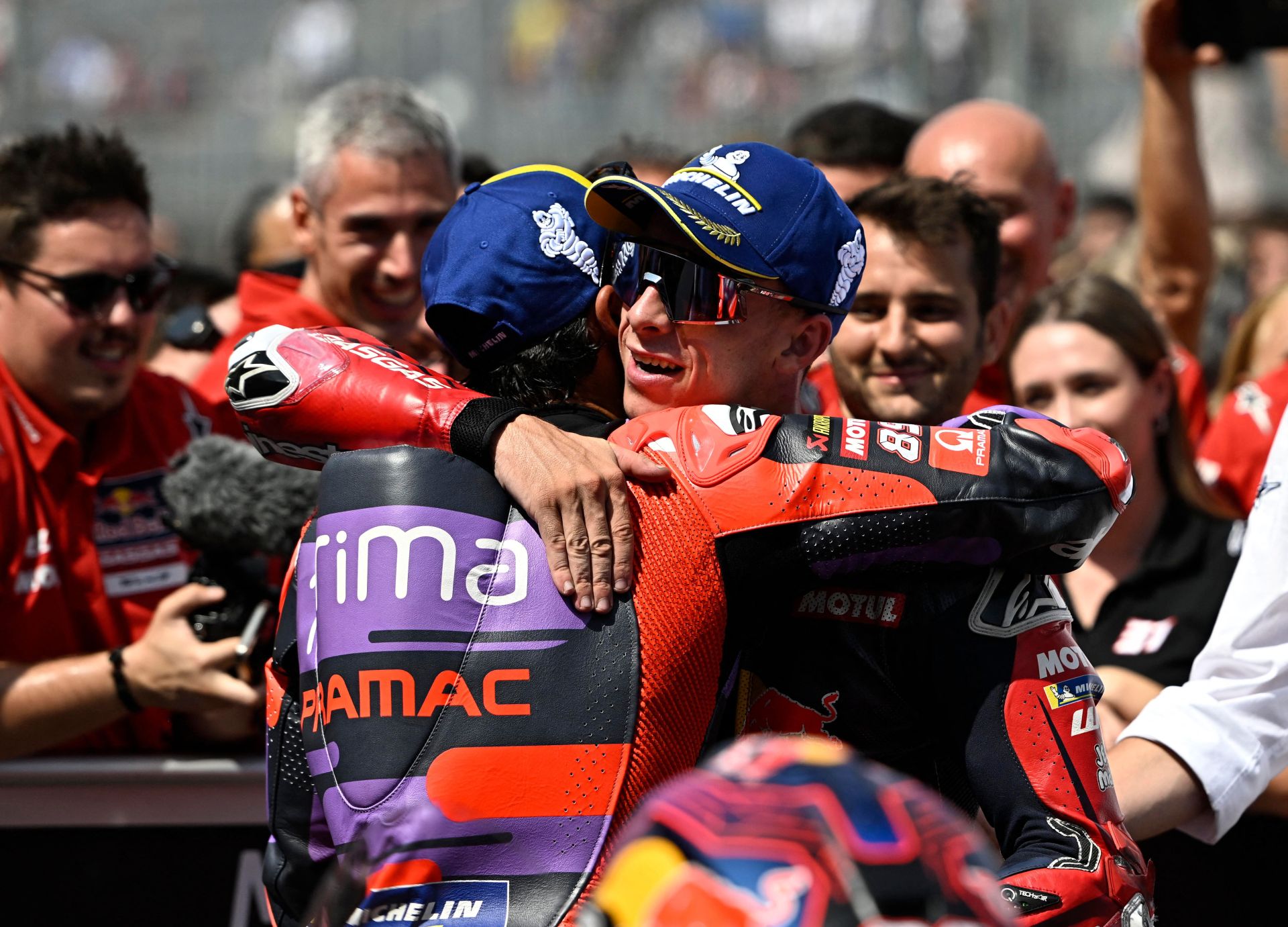 Pedro Acosta abraza a Jorge Martín tras el GP de Aragón.